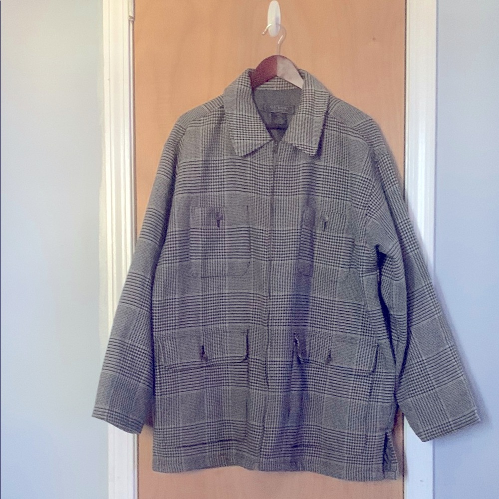 Gray Plaid Jacket/Houndstooth Pattern